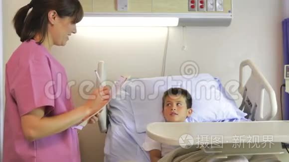 女医生在医院病床上与男孩交谈视频
