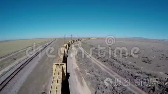 旧火车落在铁轨上视频