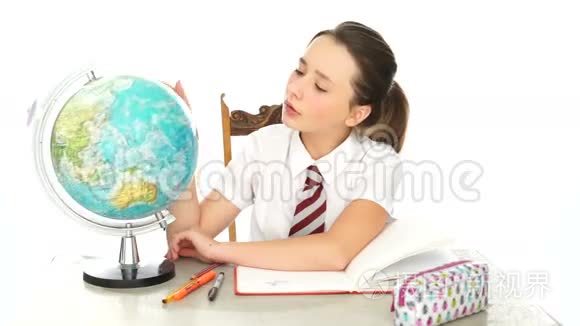 年轻的女学生在研究一个世界视频