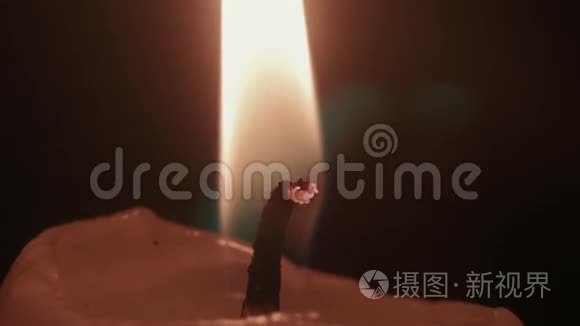 燃烧蜡烛圣诞夜的气氛视频