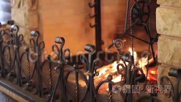 乡村住宅的锻造光栅壁炉视频