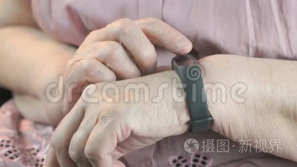 女人摸了摸脉冲监测器的腕带视频