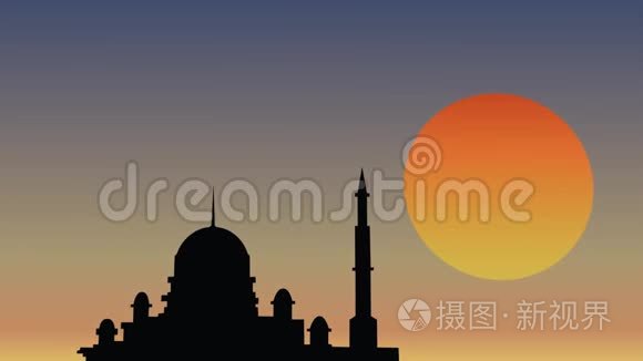 当夕阳照向清真寺和水中的反光时。