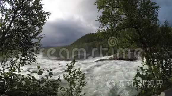 夏末森林茂密洪水时的急流瀑布视频