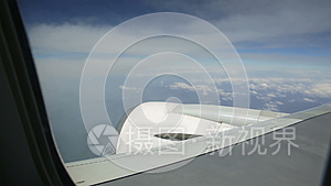 在云中乘客机飞越群山的美景视频