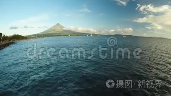 黎明时分，莱加斯皮市的空中全景图。在马永火山的背景下。海港