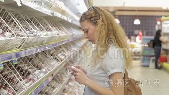 年轻女子在超市挑选婴儿用品视频