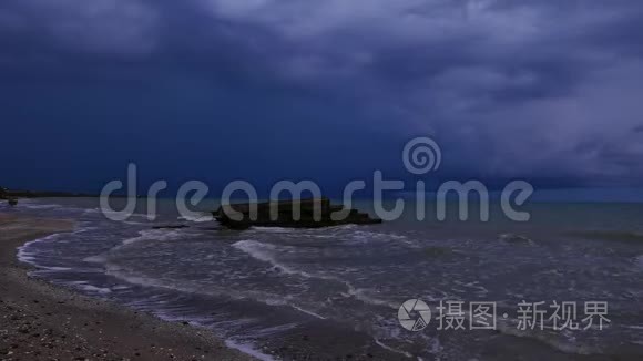 暴风雨前的海岸视频