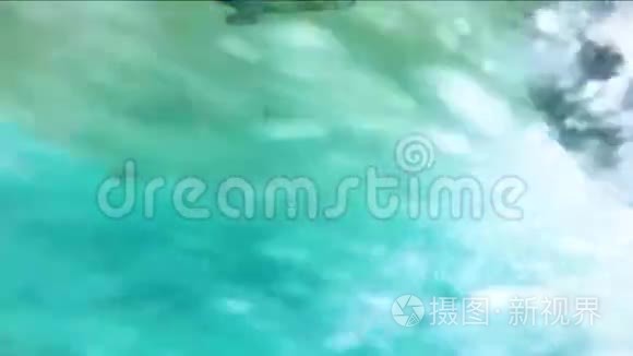 一个带冲浪板的人在水下拍摄视频