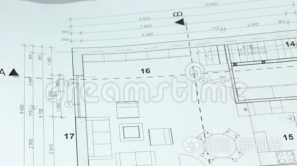 在房子蓝图上建造两座彩色房子视频