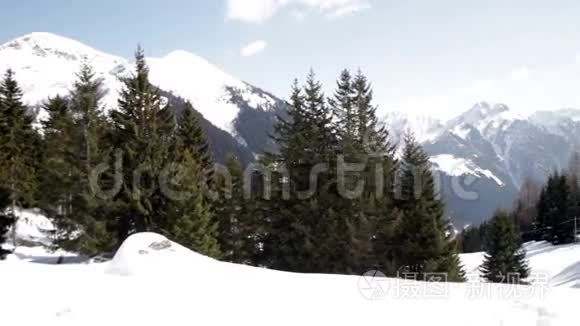 有小木屋和松树的雪山