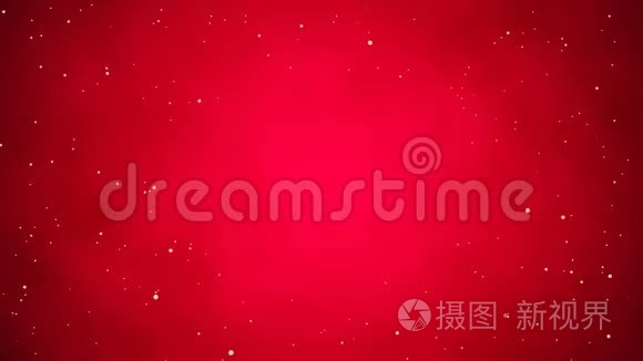 星云红色天空中金色粒子的动画。多云的褐红色夜空中闪烁着星星。