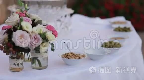 华丽的婚宴桌设置，可在户外享用精美的鲜花装饰