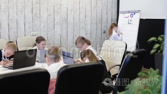 一群儿童在现代化的办公室工作视频