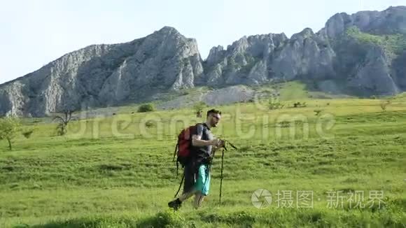 在山上徒步旅行的人视频