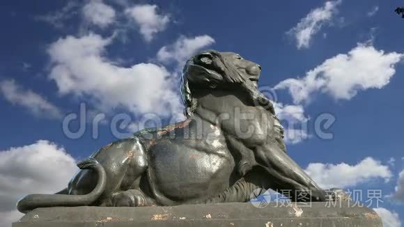 西班牙巴塞罗那奇斯托普尔哥伦布纪念碑附近的狮子雕塑