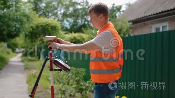 工人准备测量用大地测量装置视频