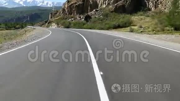 飞越沥青路.