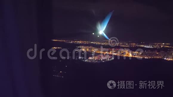 从上面可以看到夜景。 起飞飞机飞行概念。 2.飞机在机场跑道上夜间起飞