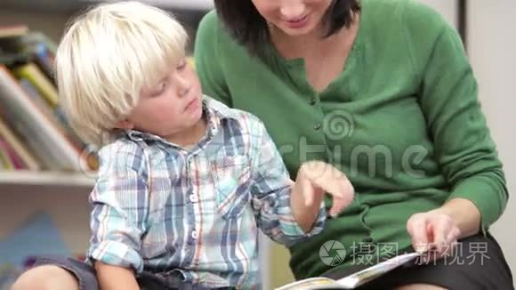 教师阅读书籍与男性小学生视频