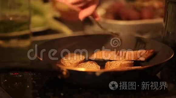 女人在喜庆的餐桌上烤烤面包视频