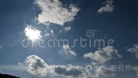 天空中的太阳移动云的时间流逝视频