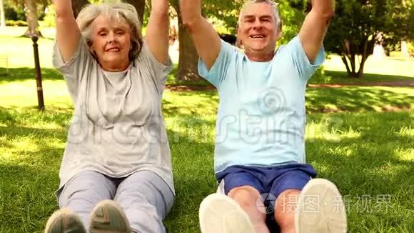 退休夫妇一起在外面锻炼视频