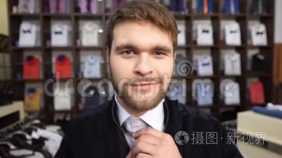 服装店穿西装的时尚男士视频