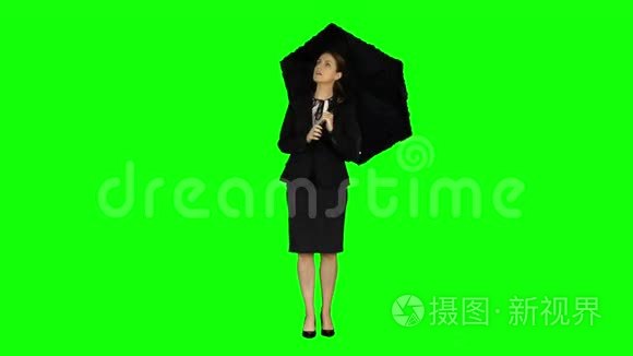 女商人在绿色的屏幕上戴着雨伞视频
