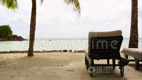 塞舌尔，带躺椅的热带景观