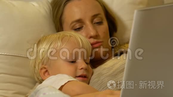妈妈和小儿子在床上看书