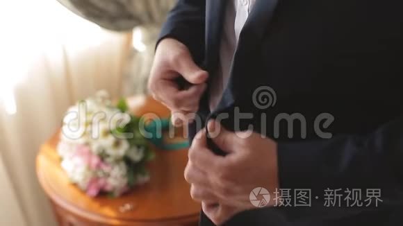 穿衣服的人。 准备着装和商务会议的人。