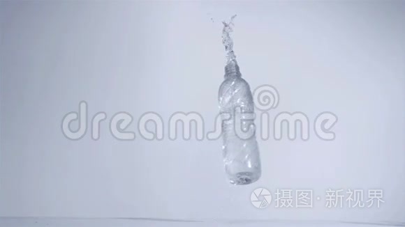 矿泉水瓶在超慢运动中坠落视频