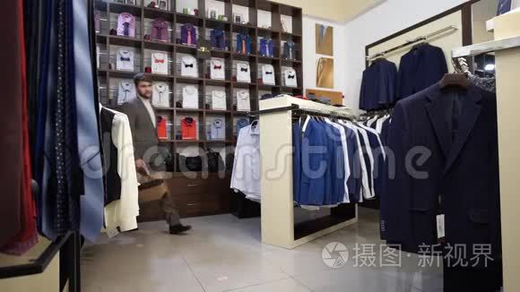 服装店穿西装的时尚男士视频