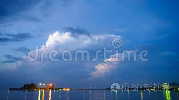 雨云在海上闪电的时间流逝视频