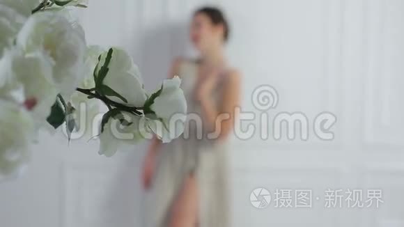 穿着白色花朵背景的女孩视频