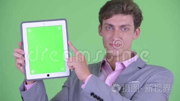 年轻商人展示数码平板电脑的脸视频
