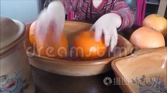 盘子里有成熟的葡萄柚和橘子视频