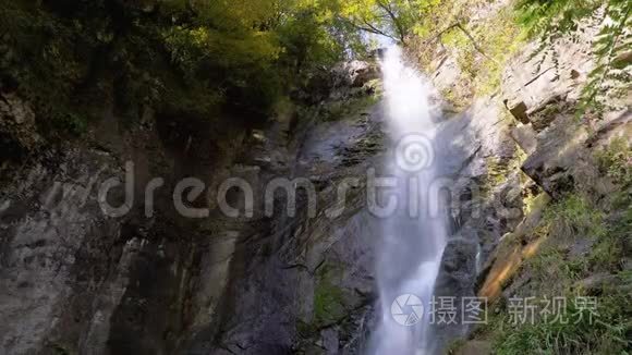 秋天的Makhuntseti瀑布。 跌水撞击岩石。 慢动作。