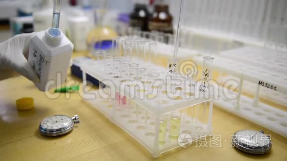 医生在实验室做分析视频