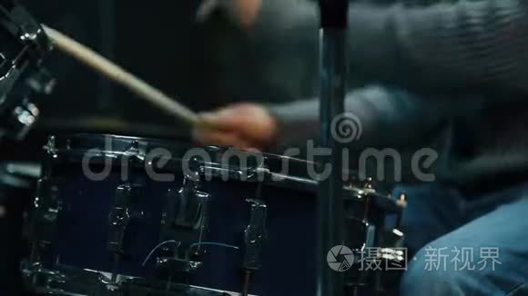 鼓手在鼓上演奏视频