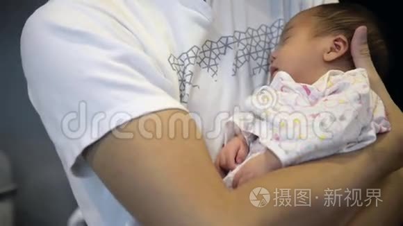 新生儿在父亲怀抱中的女性特写视频