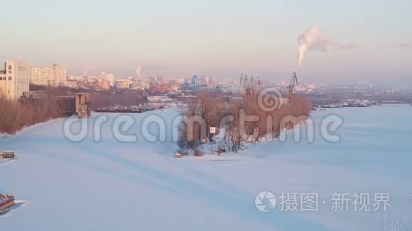 在城市的冬景中