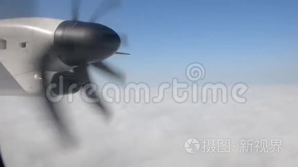 涡轮螺旋桨飞机飞越雾视频