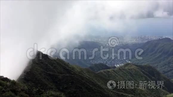 攀登山顶的云层消失视频