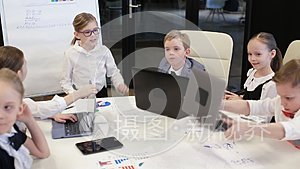 一群儿童在现代化的办公室工作视频
