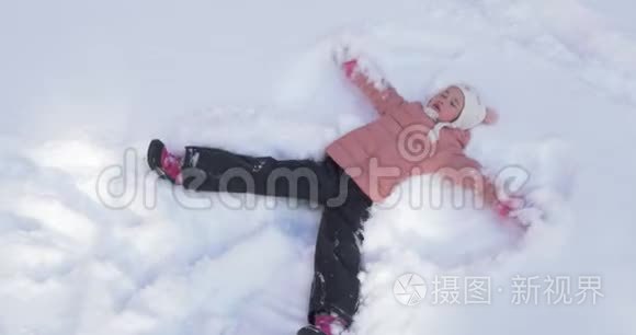 美丽的小女孩做雪天使视频