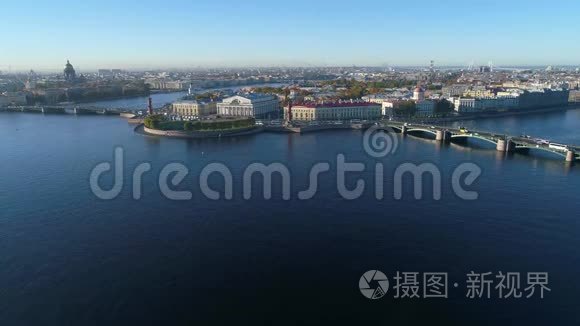 瓦西里耶夫斯基岛的箭景，阳光明媚的早晨。 圣彼得堡