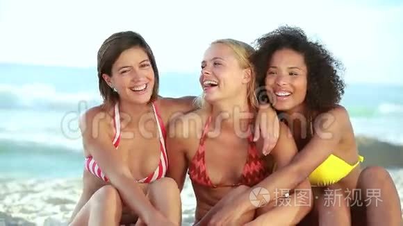 三个微笑的女孩互相拥抱视频