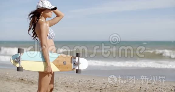 运动的年轻女人带着滑板视频